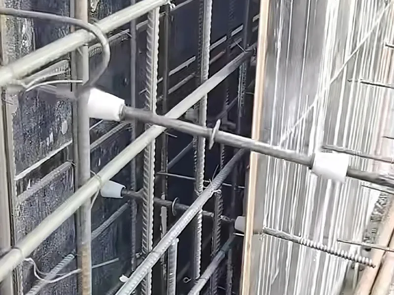 Penggunaan tie rod bekisting untuk dinding geser biasa membuat konstruksi aman, ekonomis, dan andal.